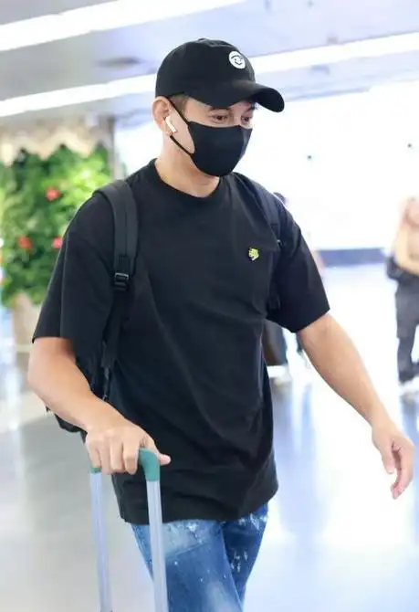 吴奇隆机场现身,时尚酷炫格外年轻!