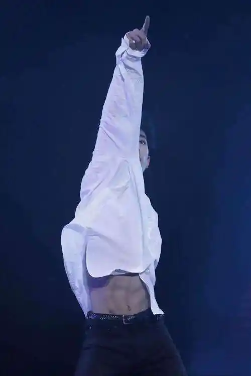 男明星都开始秀腹肌了,躲过了千玺和王俊凯,却没躲过张艺兴