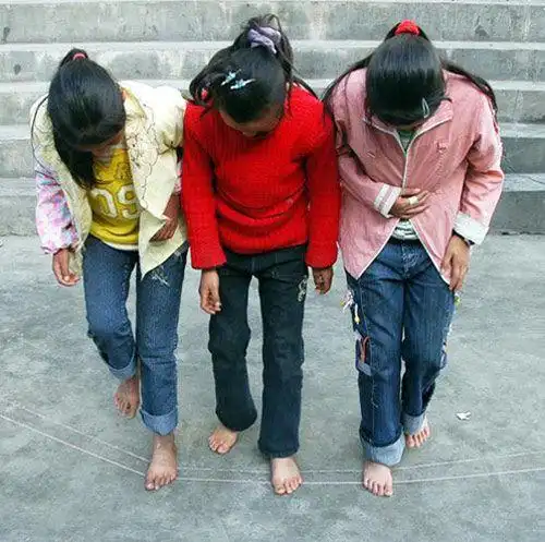 [点击图片进入下一页] 马吉乡完小孩子在教室上课 [点击图片进入下一