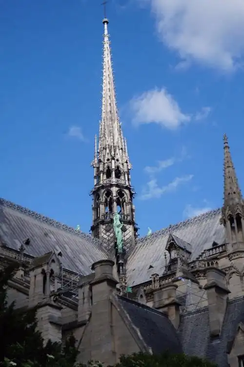 巴黎圣母院大教堂塔尖.