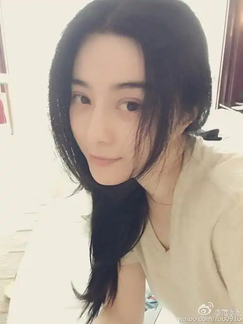 范冰冰晒起床素颜照美发披肩 自称睡到自然醒