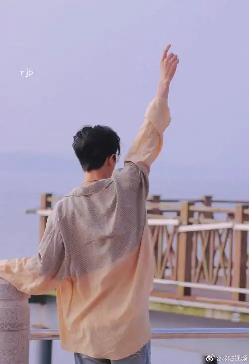 朱正廷的海边氛围感真的好绝简简单单的穿搭就足矣让人心动万分95