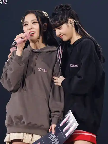 lisa搂着jisoo真的有种小鸟依人的感觉,金智秀低头一看原来老五穿了