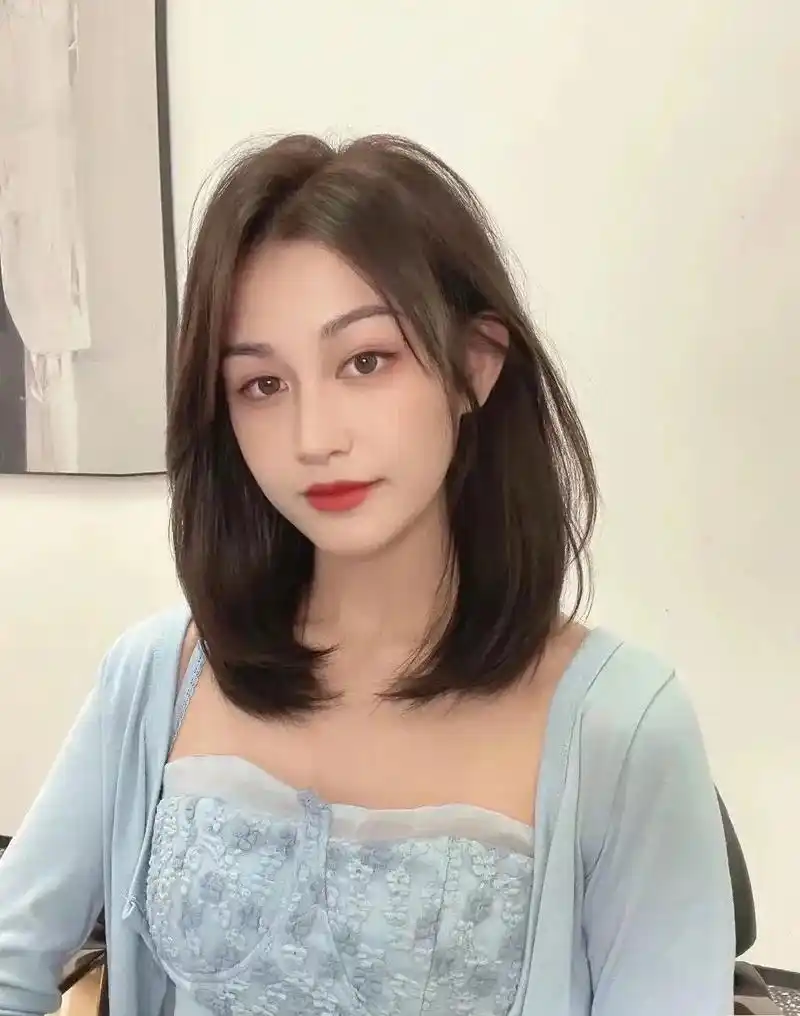 温柔气质还修饰脸型2022年锁骨发一定是最受欢迎的发型之一锁骨发一直