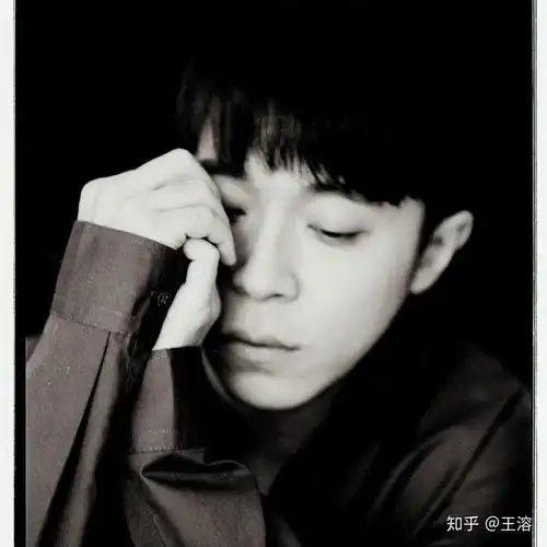 以前是苏打绿才华团粉,2019年开始越来越迷吴青峰的颜了,哈哈哈我是不