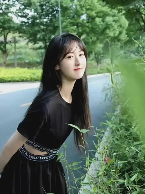 袁冰妍的这一组私服穿搭照片在网络上掀起了一股热潮.