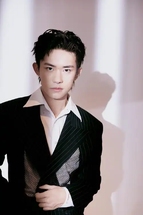 简介:tfboys易烊千玺时髦帅气写真图片,分享一组易烊千玺图片给大家