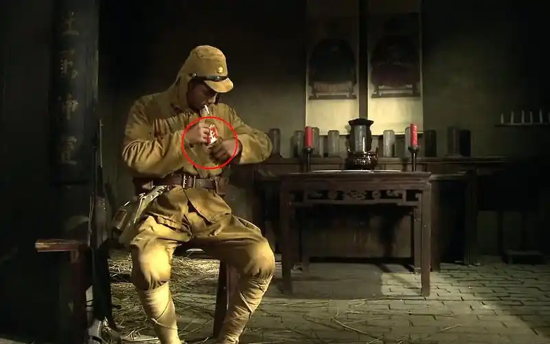 国产剧中的爆笑穿帮镜头,鬼子抽中华烟,韦小宝袋子里装手机