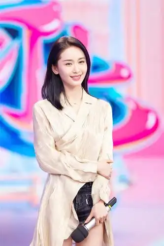 王子文《快乐大本营》全新造型,灿烂笑颜,长发魅力,美貌营业