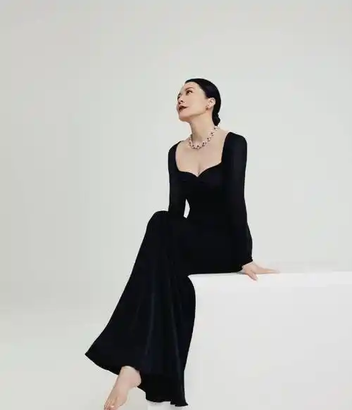 54岁俞飞鸿穿低胸裙秀事业线!