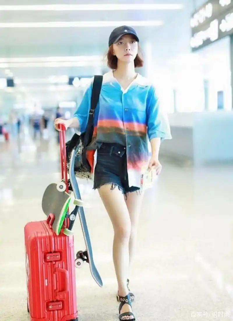 王珞丹终于"开窍"了,在机场穿热裤秀长腿,169身高太有优势了