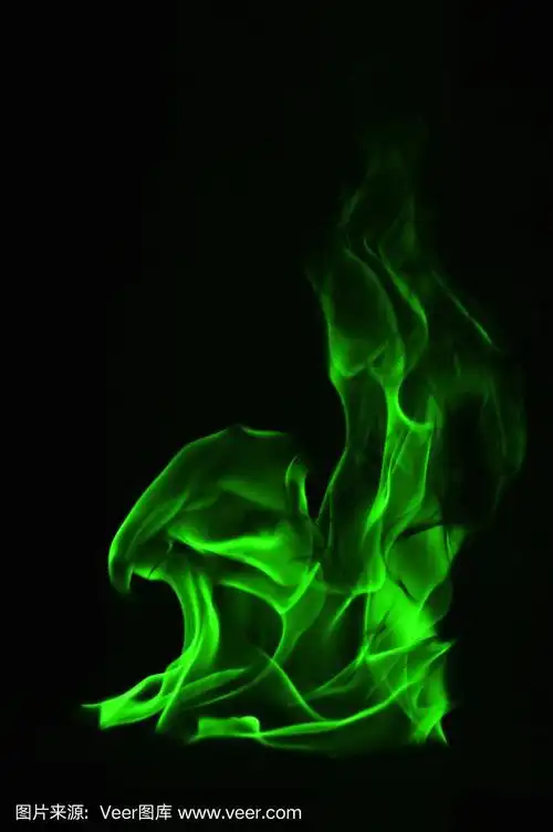 美丽的绿色火焰在黑色的背景.