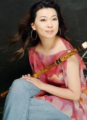 就不难理解2005年5月10晚的这场音乐会为什么会备受关注:独奏家唐俊乔