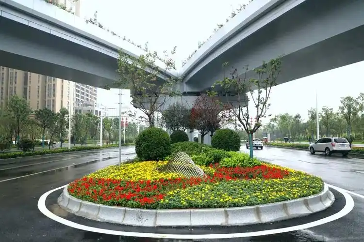 西安经开区在各重点道路交叉口等区域建设口袋公园和街头广场,塑造"城