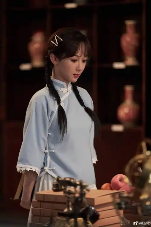 杨紫晒库存自拍照,不受《余生》延期的影响:出名很早,未来很长_夏雪