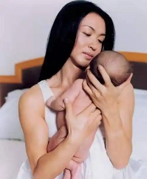 金星领养的3个孤儿现状,没有血缘关系的5口之家,风光背后有泪水_孩子