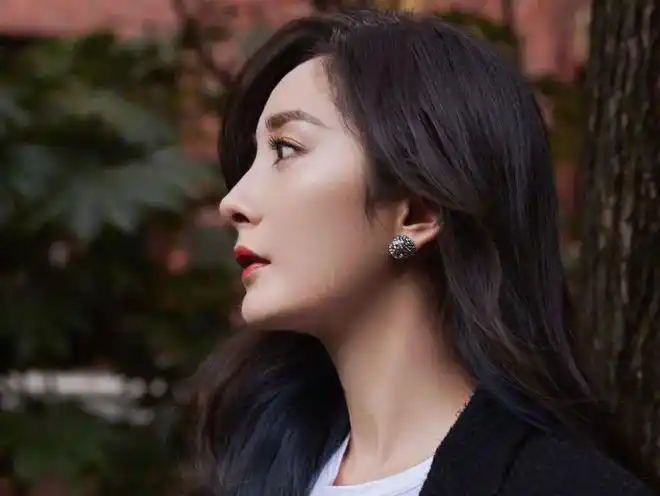 杨幂年度最差造型被粉丝骂上热搜造型师摄影师集体发挥失常还心虚删