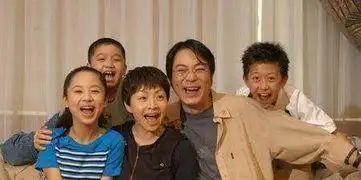 在家有儿女中演刘星爸爸,现已年近六旬,圈内公认老戏骨