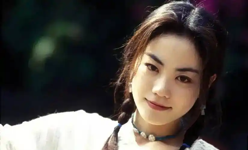 年轻时的王菲穿镂空白毛衣配麻花辫,甜_气质_造型_白色