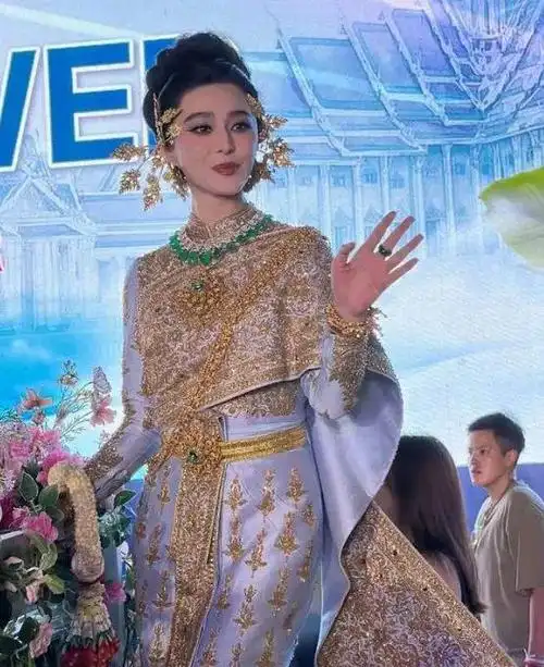 43岁范冰冰坐三轮车游街昔日顶流落魄到如此境地