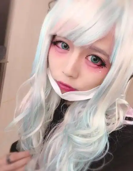 一位伪娘在推上直播卸妆,真面目让网友吓得说不出话来了!