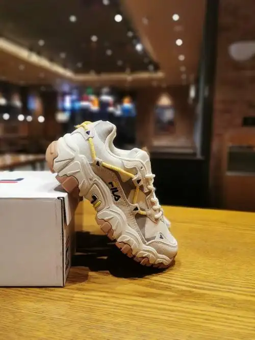 点此购买斐乐男女款猫爪运动老爹鞋前140494