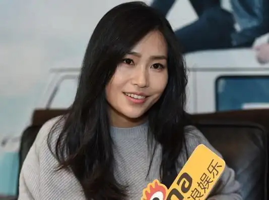 张艺谋女儿张末近照曝光与巩俐一笑泯恩仇外国老公超帅