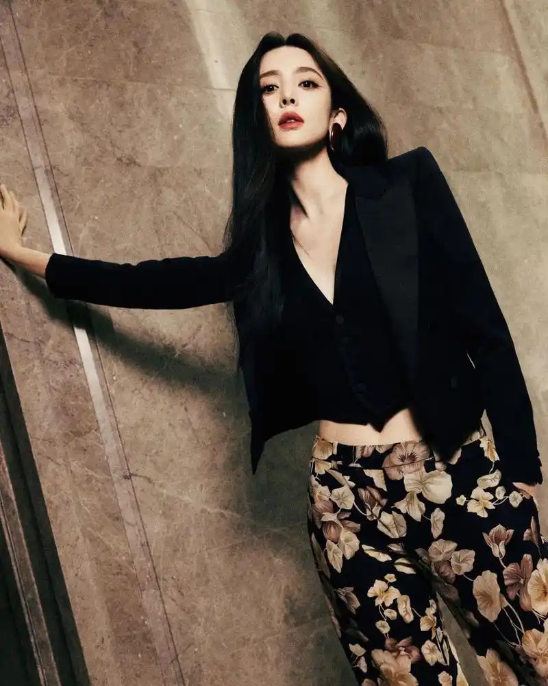 古力娜扎给ysl拍的广告片. v胸打底配西装外套,很干练.