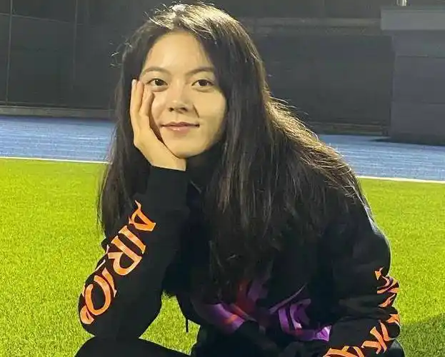 赵今麦本身眉形很规整,素面朝天也有精气神,五官和平时电视里没多大