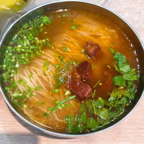 结果关门了,无意进了马兰花拉面,15块钱的招牌牛肉面,整整有七颗大