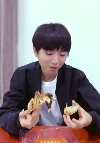 小螃蟹进了王俊凯的嘴巴,进了王俊凯的胃,完蛋了,王俊凯这下要把粉丝