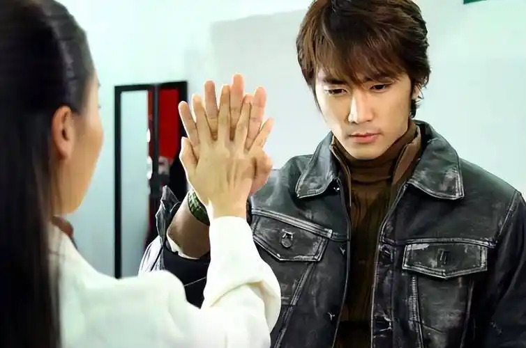 作品可谓不胜枚举,包括《那小子真帅》等,凭借精湛的演技,宋承宪得以