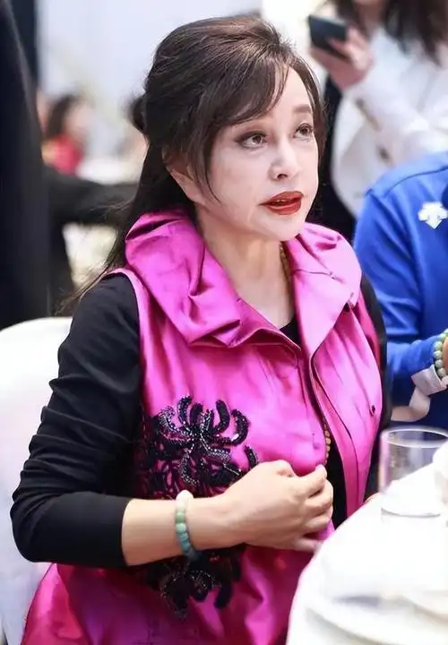 刘晓庆曝光真实面貌脸断崖式衰老化浓妆眼线难掩岁月沧桑