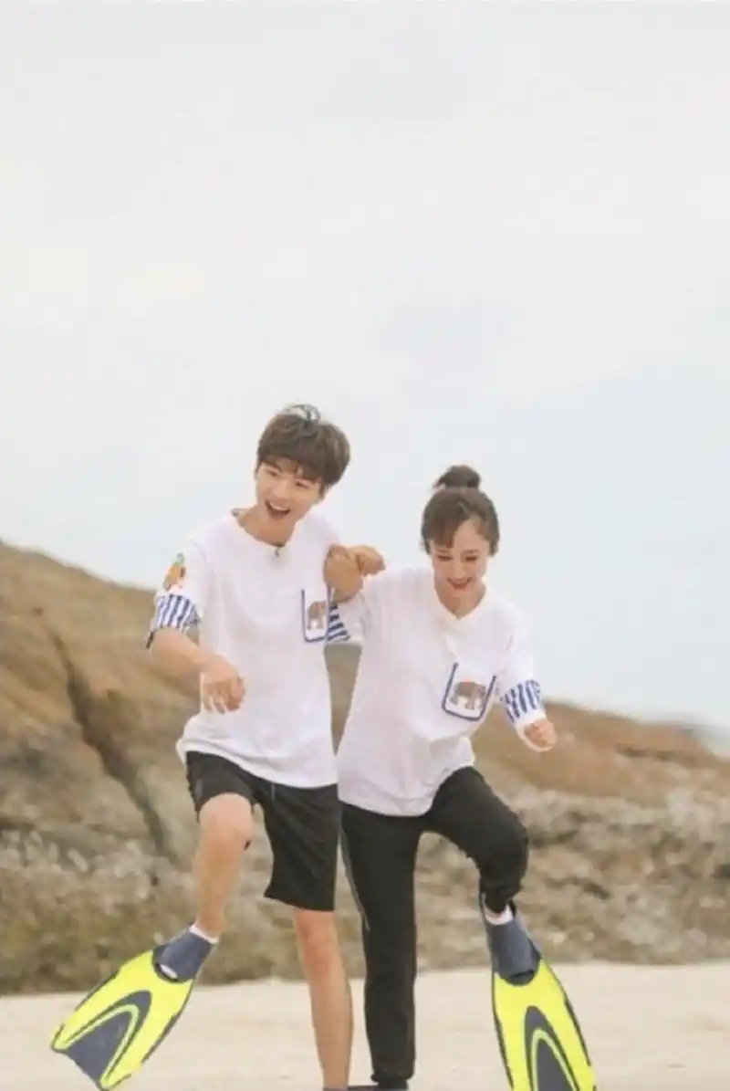 杨紫王俊凯深夜唱k