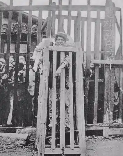 排木夹指:用木条夹住犯人的手指,很痛.