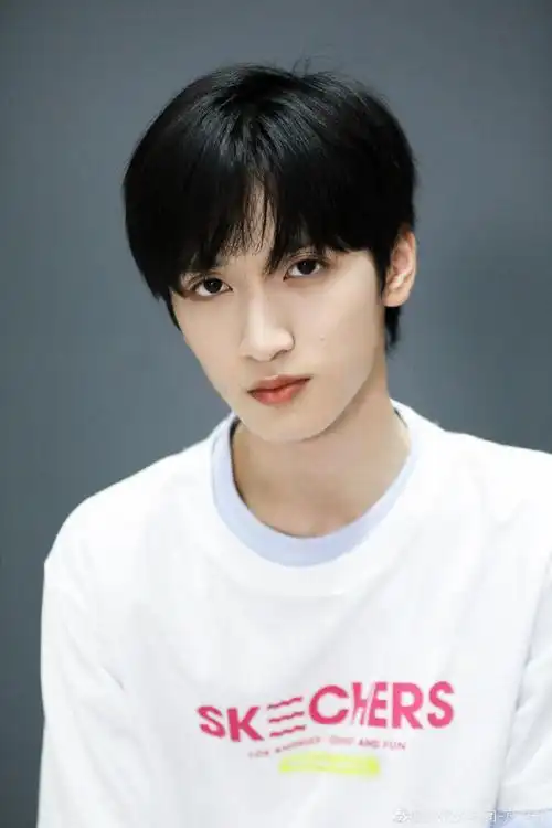 严浩翔深夜西装自拍