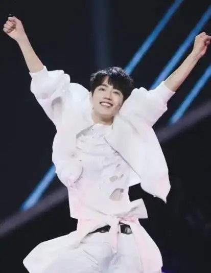 肖战和王一博同台(肖战和王一博同台跳舞) 第1张