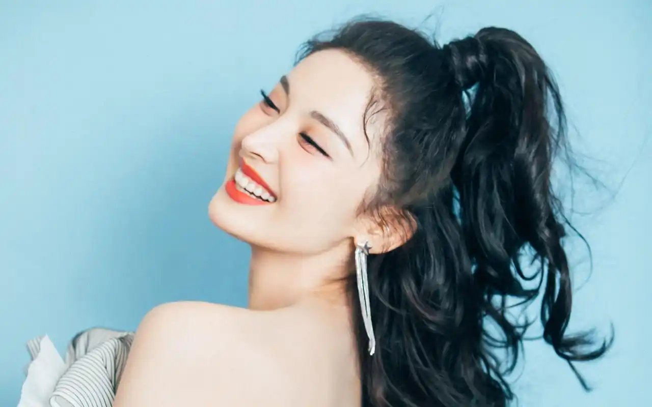 古力娜扎甜美俏丽高清桌面壁纸