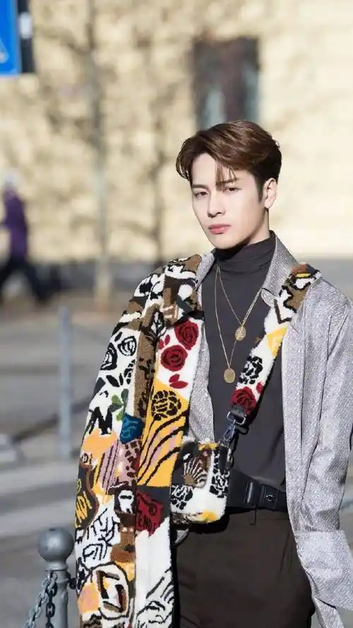 王嘉尔爸妈被偶遇,与路人合影神情紧张似乎要干架,长相引争议_中国