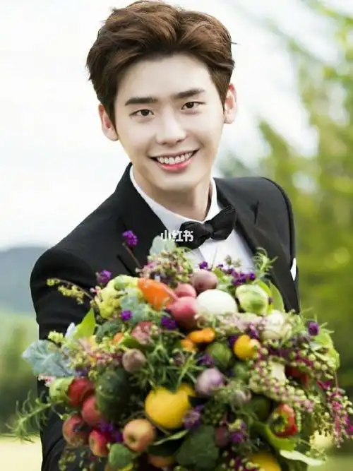 李钟硕的笑容真的好治愈好甜,匹诺曹w两个世界都蛮好看的