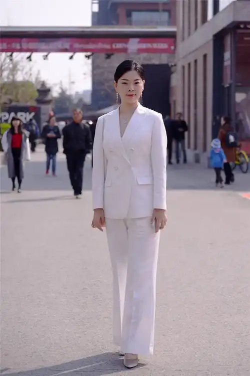 白色西服搭配西裤,一身正装,在高跟鞋衬托下,精致有型