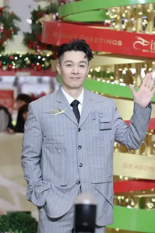 周柏豪灰西装亮相绅士儒雅 透露明年工作计划