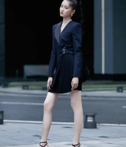 关晓彤变身活力少女一袭羊毛裙明艳动人怪不得鹿晗喜欢