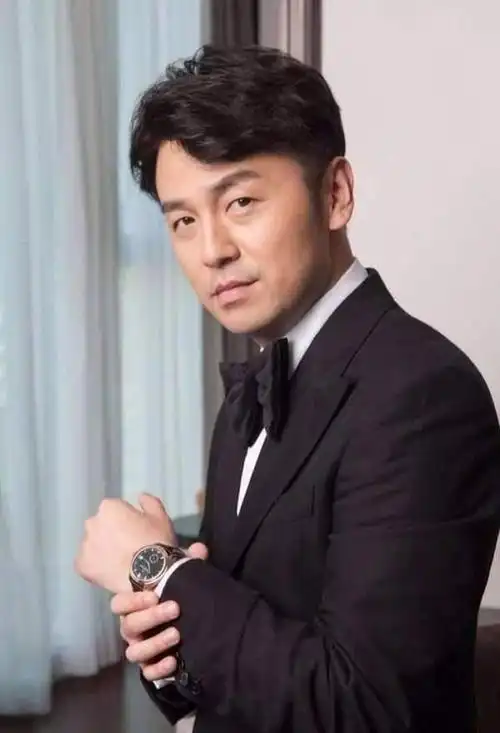 曾经以阳光形象示人的雷佳音,却陷入了私生活风波的漩涡,让众多粉丝和