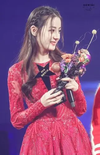 迪丽热巴红色蕾丝礼服性感图片