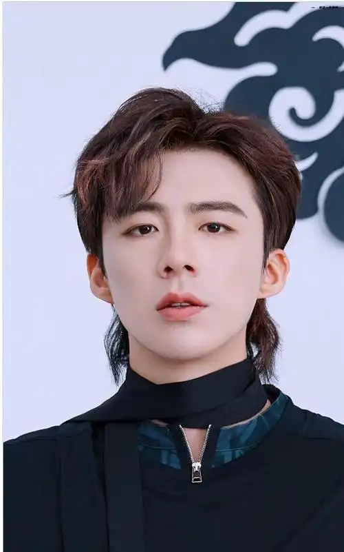 刘宇宁多年前照片被扒杀马特造型太抓马这还是冷面皓都吗