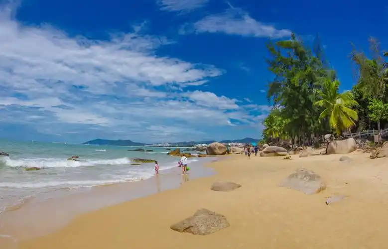原创三亚的这处海滩历史悠久且隐藏有自然奇观却鲜少有游客知道