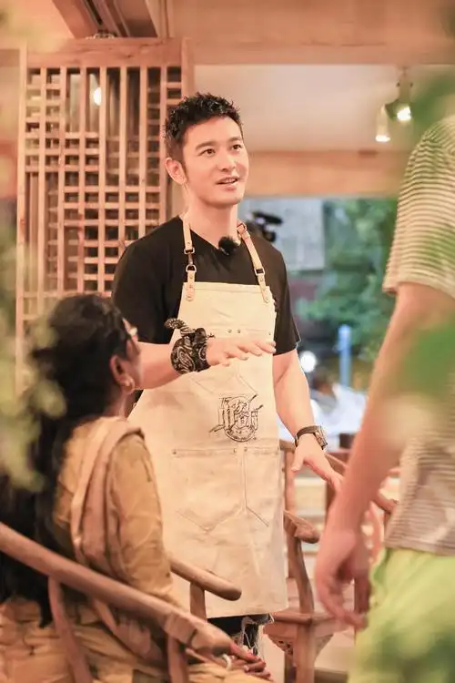 黄晓明招待客人下饭综艺《中餐厅》第三期热度持续走高,除依然保持了