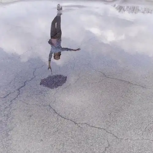 同样,这是雨中(或雨后)路面积水造成的少女倒影.