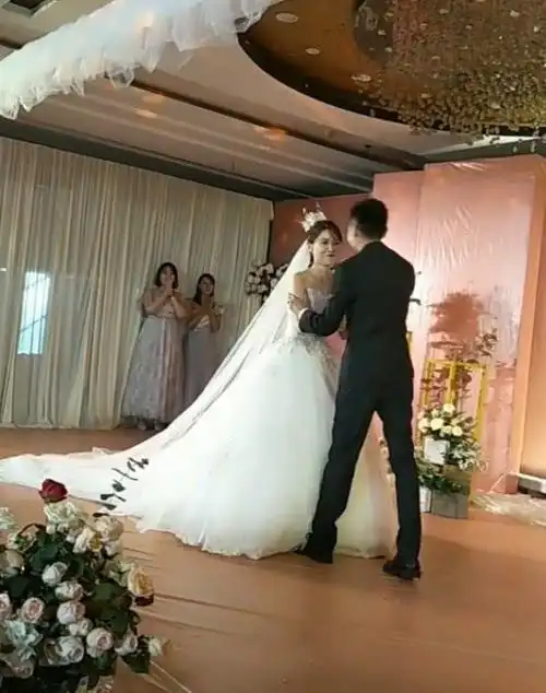 原创李金铭妹妹结婚画风一转看到她穿的衣服情商真高